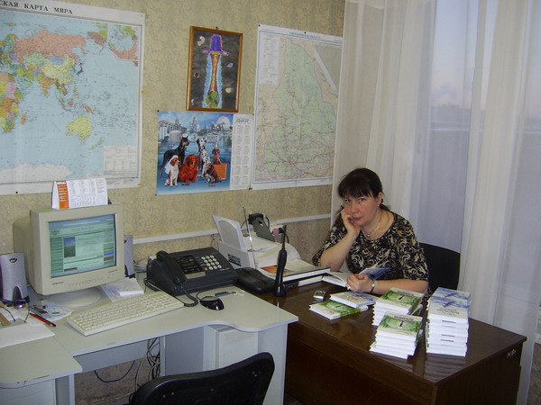 Зорина Наталия на своем рабочем месте дает автограф в книге "Властелин времени: истоки реальной жизни"